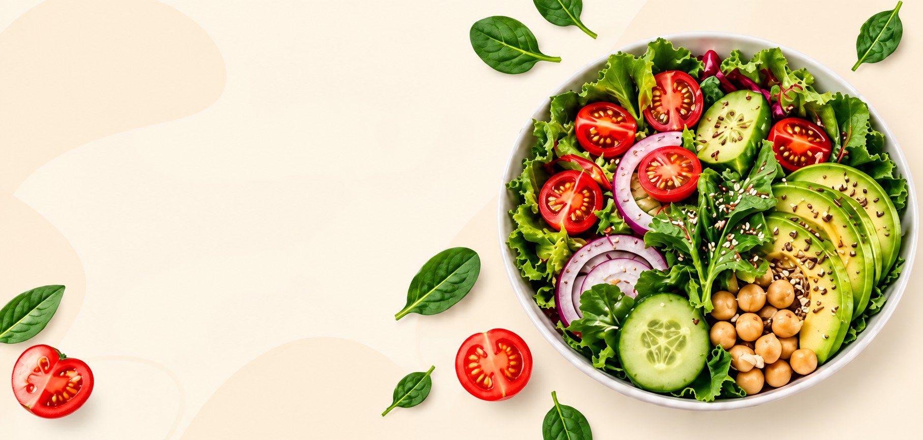 Bowl de ensalada fresca con hojas verdes, tomates, palta, pepino, cebolla morada y garbanzos
